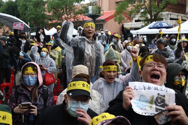 （头）台湾立法院再演武斗 男议员对女议员使“剪刀脚”