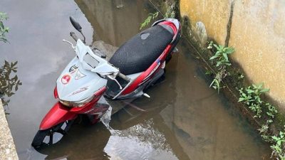 摩托车失控坠沟   骑士当场死亡