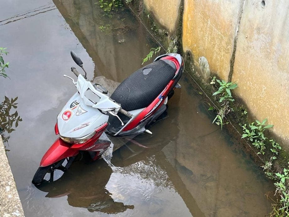 摩托车失控坠沟   骑士当场死亡