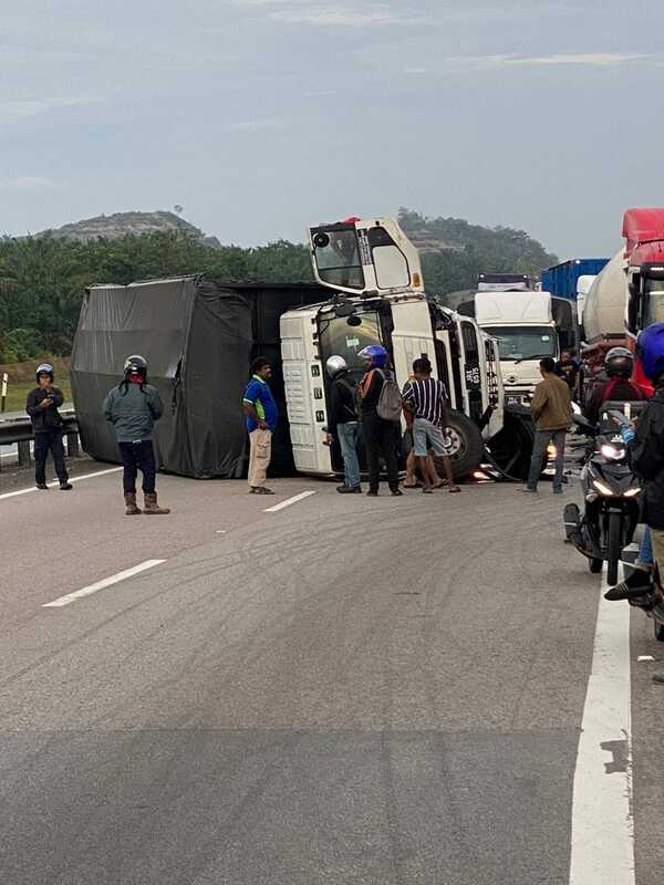 重型罗里撞路旁混凝土罗里  驶经汽车险逃过泰山压顶