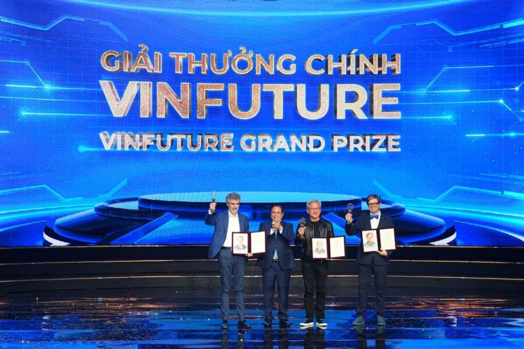 Prime Minister Pham Minh Chinh presents the  million VinFuture Grand Prize to the winners.