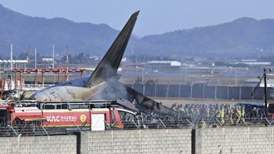 韩客机坠机增至47死 机尾救出3人 生还者包括空姐乘客