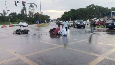 兄弟共骑摩托车遇车祸 . 红绿灯处撞车 兄亡弟伤