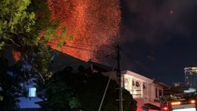 邓雨苗路半砖板屋火灾 空中爆开大团火花