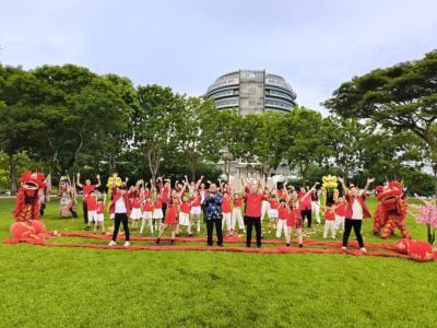 社区领袖市议员也露脸 . 陈超耀俞小珊拍新年MV