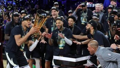 字母哥大三元“扫雷”  公鹿7战全胜捧NBA杯