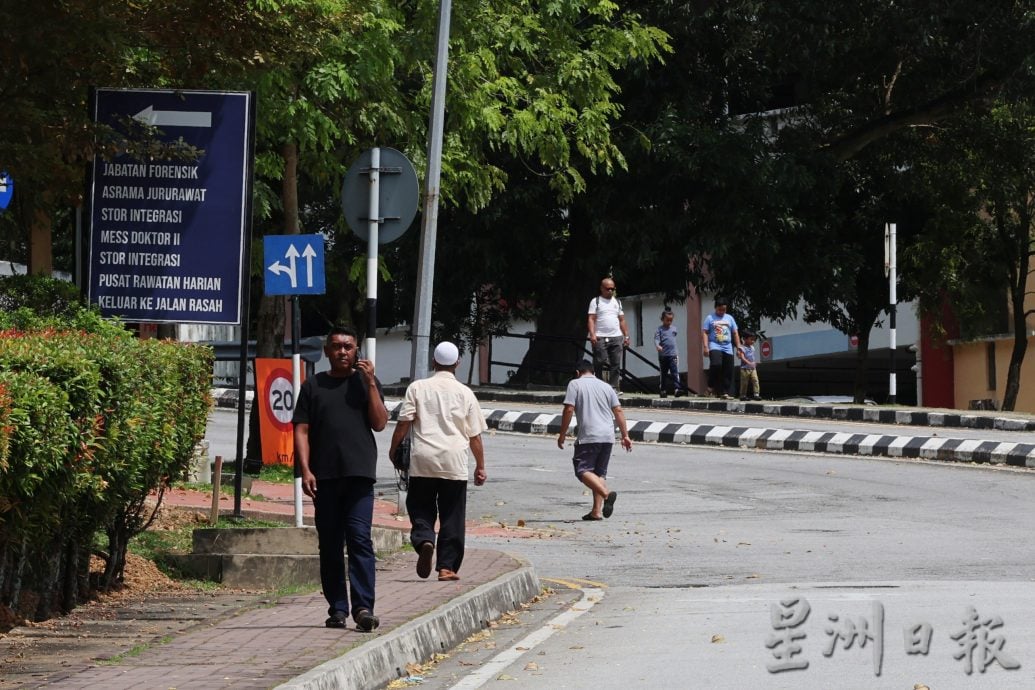 芙蓉端姑查化医院人行道地陷，印裔男子掉入坑洞受伤