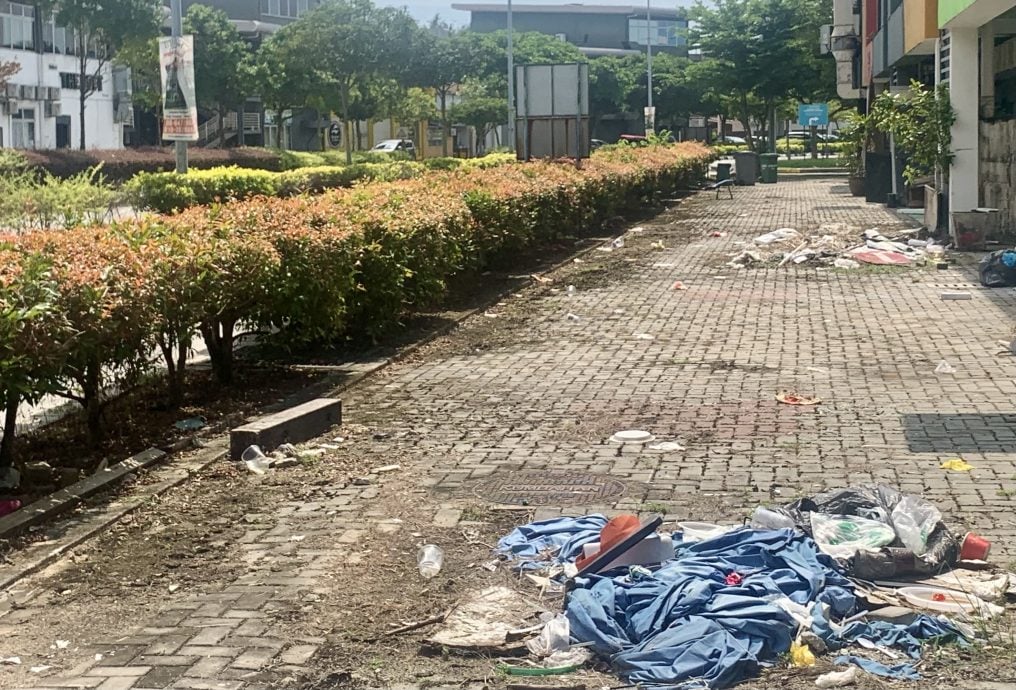 波德申海边商业区出现留宿街头流浪汉，游客投诉遭流浪汉吓跑