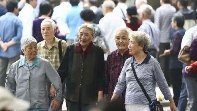 中国老人生机勃勃  青年死气沈沈   经济学家：中年人生无可恋