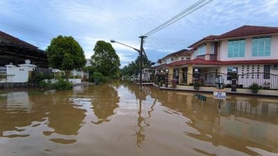 涨潮影响 诗巫多个地方水位高涨交通大乱