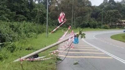 民众要小心！杆柱倾倒麻罗坡再兴路附近路段