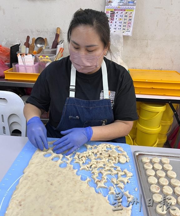 糕饼师傅用手艺为顾客带来甜蜜与欢乐