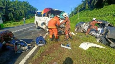 与货卡碰撞  客货车司机重伤亡