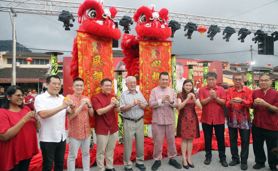 2500人金宝团圆饭盛大举办 民众细雨留守撑伞吃饭