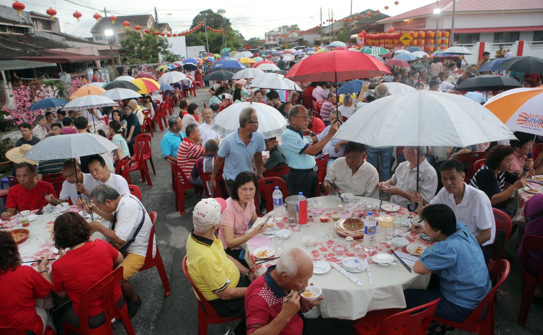 2500人金宝团圆饭盛大举办 民众细雨留守撑伞吃饭