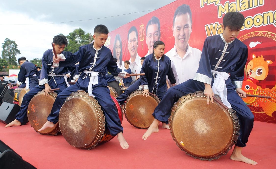 2500人金宝团圆饭盛大举办 民众细雨留守撑伞吃饭