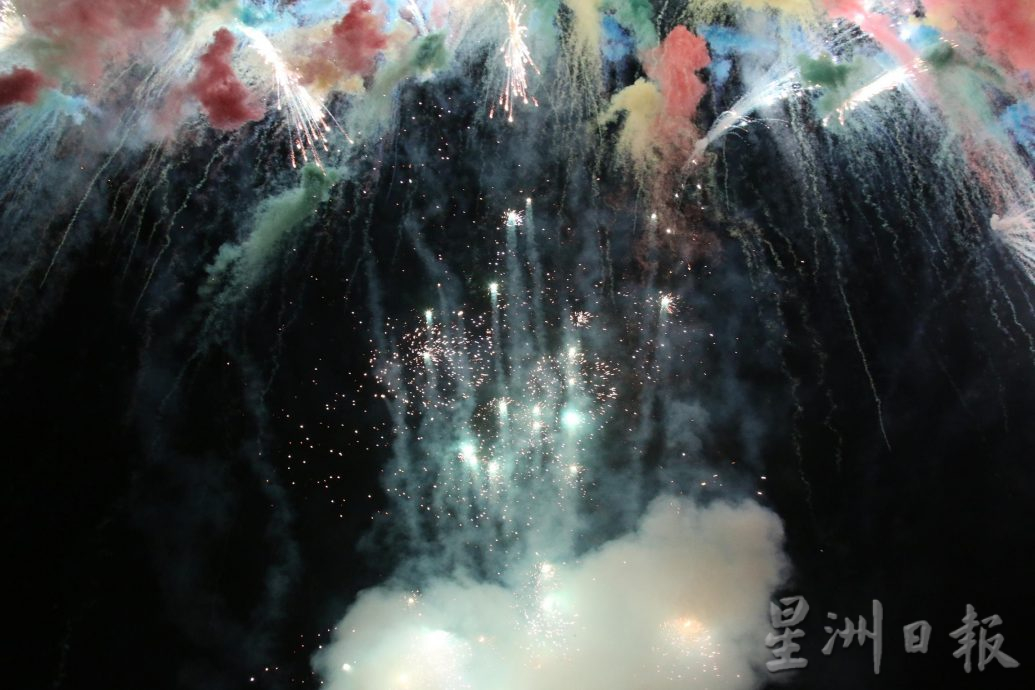 3000人齐聚赏烟花庆新年 爱大华年初一晚热爆