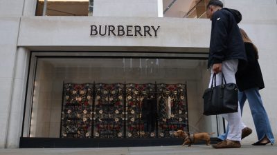 Burberry同店收入跌4% 对下半年业绩乐观