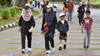 野营团队助阵添彩  早晨无车日风雨中进行