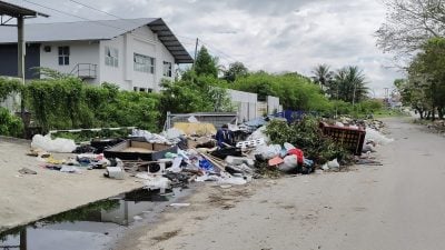 甘榜鲁叔路口沦垃圾场 . 陈立仁：将反映市局解决