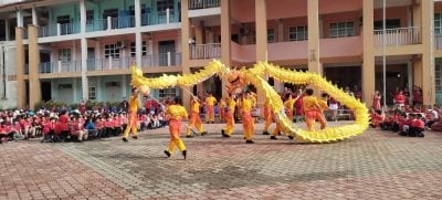 师生穿红裳 舞龙迎春来 . 史纳汀国小“年味”十足