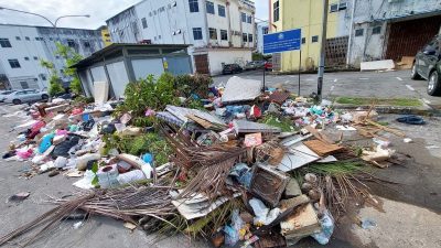 无视市局告示牌 . 垃圾中心关闭 民众照丢