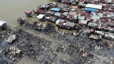 大火席卷水上木屋区  60住宅烧成废墟