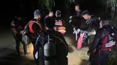 车坠水灾积水区案 | 坠沟前车陷泥沼 友人图拉车失衡坠洪流