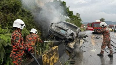 2车相撞 轿车撞向石墩起火  司机受困车内被烧死