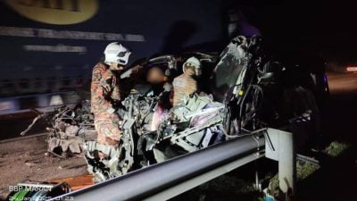 休旅车与拖格罗里相撞 1男童身亡 5人受伤