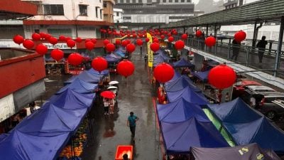 大雨未阻人潮 庇春节年夜市开档