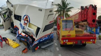 救护车撞吊车 女民防队员受伤送院