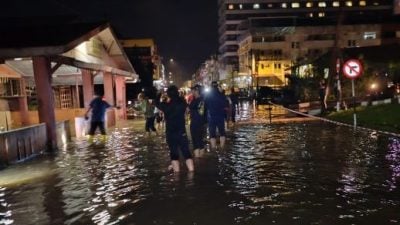 连续两晚水淹住家 甘榜巴鲁居民叫苦连天