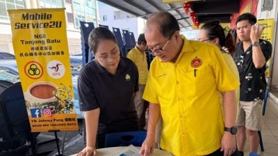 人联设流动服务柜台 潘隆铭：收集民声解答疑问