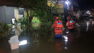 甘榜达干涨水不退 民防员巡视探水位