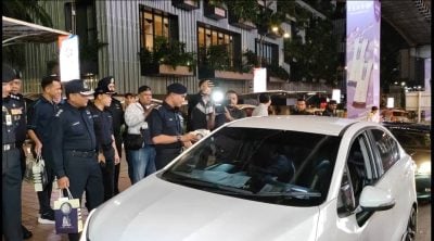 视频| “安全行动23”周二开跑  隆副总警长派礼袋  提醒民众小心驾驶