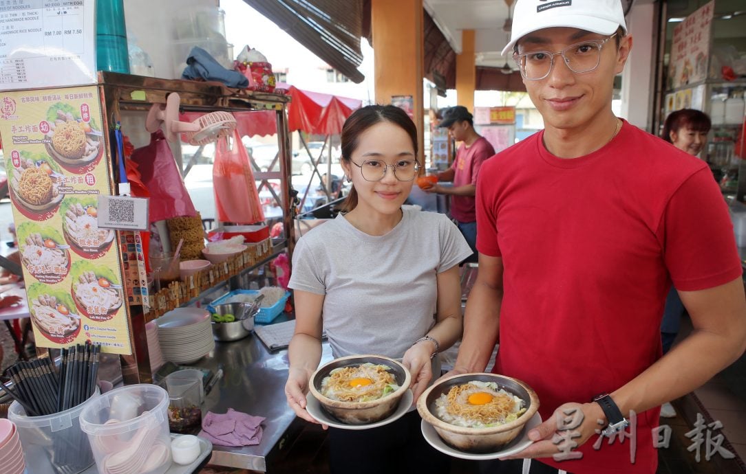 【人气美食】／ 师傅煲仔面​棒棒哒 手工炸面外脆内香