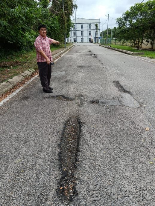 不到50公尺道路布满大小窟窿　民众忧酿悲剧