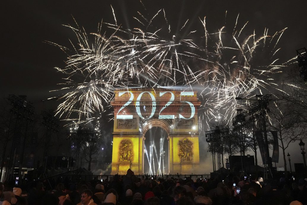 世界各国以烟花、灯光秀、文化传统迎进2025新年