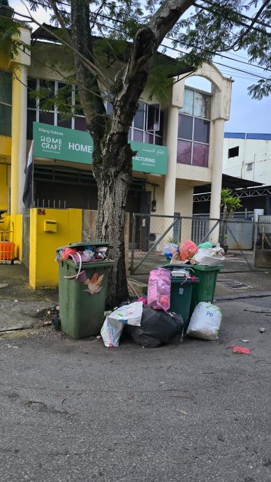 东封面：阿南弗拉公司被指无预警突然停收垃圾，导致英迪拉马哥打14/9工业区满满的垃圾，商家望相关单位发出清楚指示