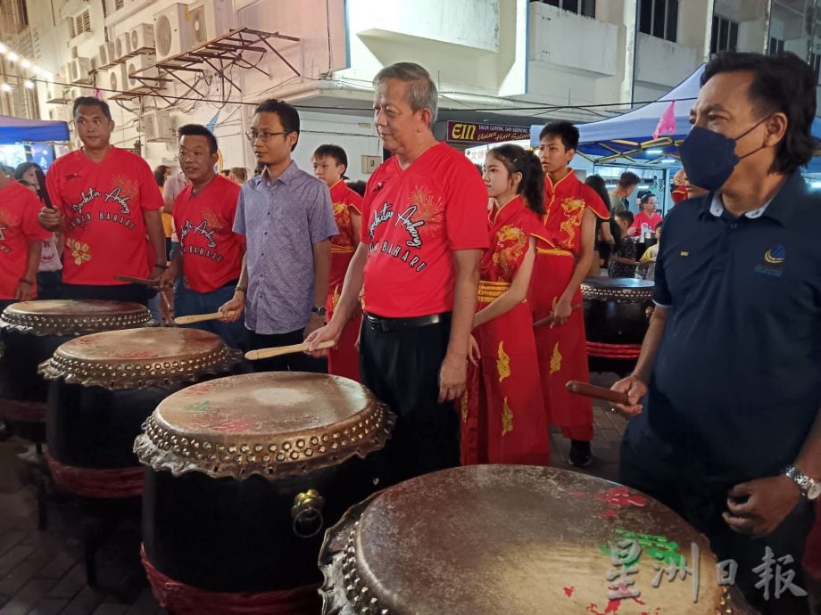 东:文德甲莫喜乾步行街正式启用，首个活动即“蛇“来运转新春市集吸引超过500名居民陆续到来参与及逛街，洋溢着浓浓春节的气息。