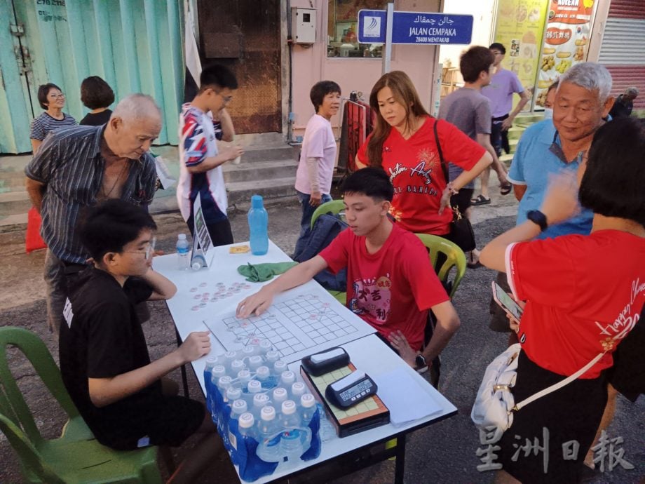 东:文德甲莫喜乾步行街正式启用，首个活动即“蛇“来运转新春市集吸引超过500名居民陆续到来参与及逛街，洋溢着浓浓春节的气息。