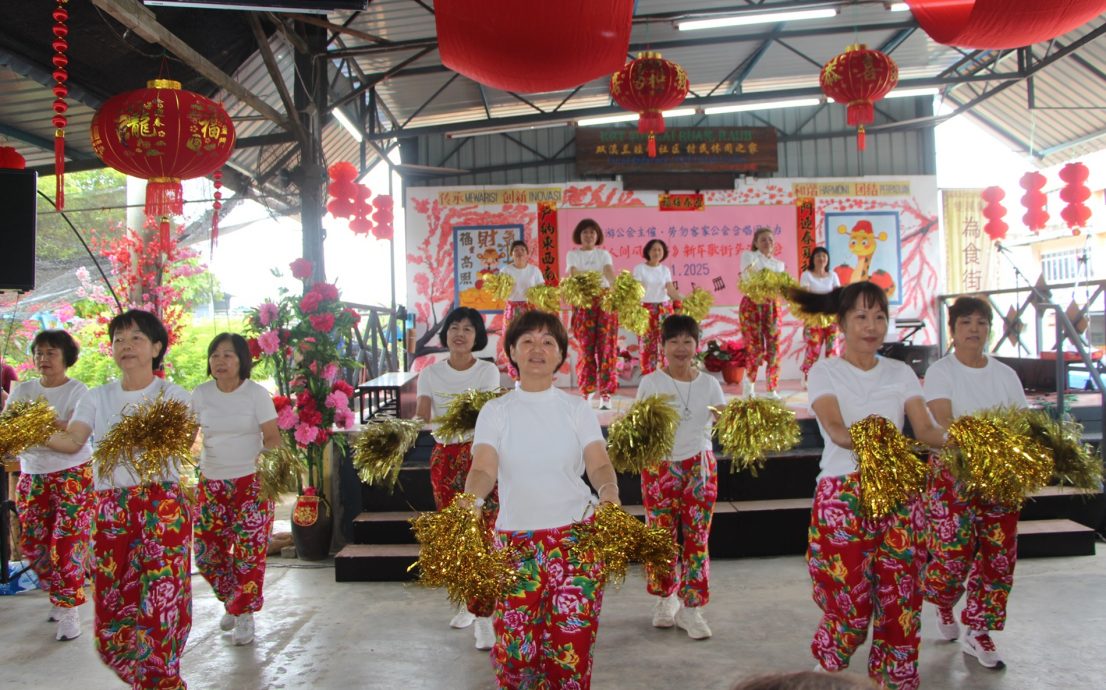 东：6个合唱团街头演唱迎新年，爽朗歌声传遍小镇