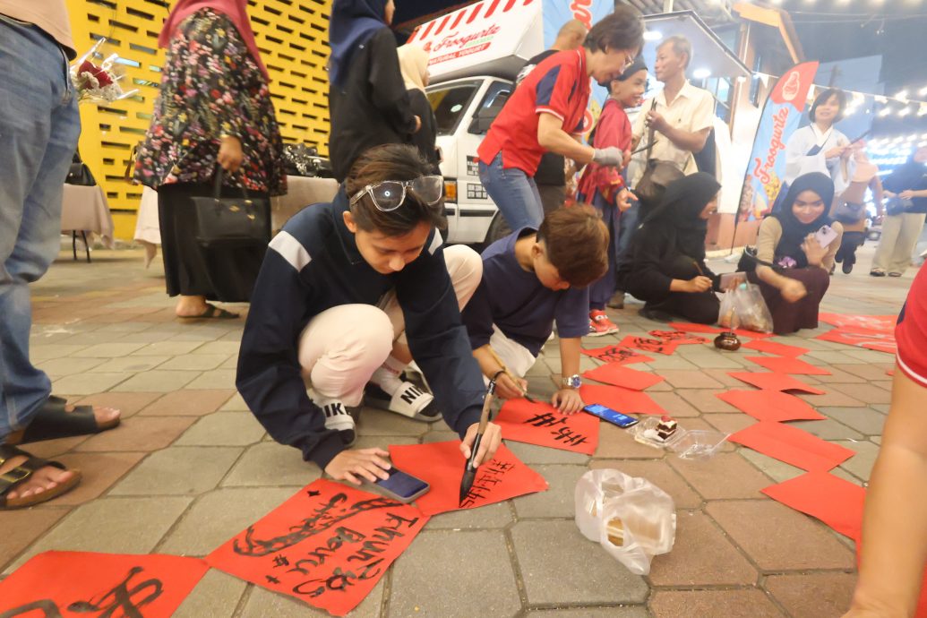 东：《和墨坊》办“写蛇”送祝福，获国内外各族群上百人参与，打破种族藩篱！