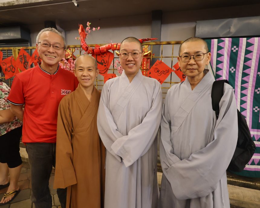 东：《和墨坊》办“写蛇”送祝福，获国内外各族群上百人参与，打破种族藩篱！