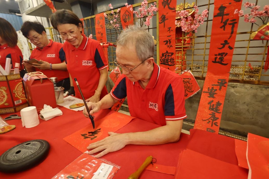 东：《和墨坊》走入社区举行免费赠送春联活动，借此弘扬传统文化，同时以30呎“蛇”