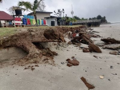 关丹黑沙滩海蚀扩大   堤防受侵蚀 混凝土外露