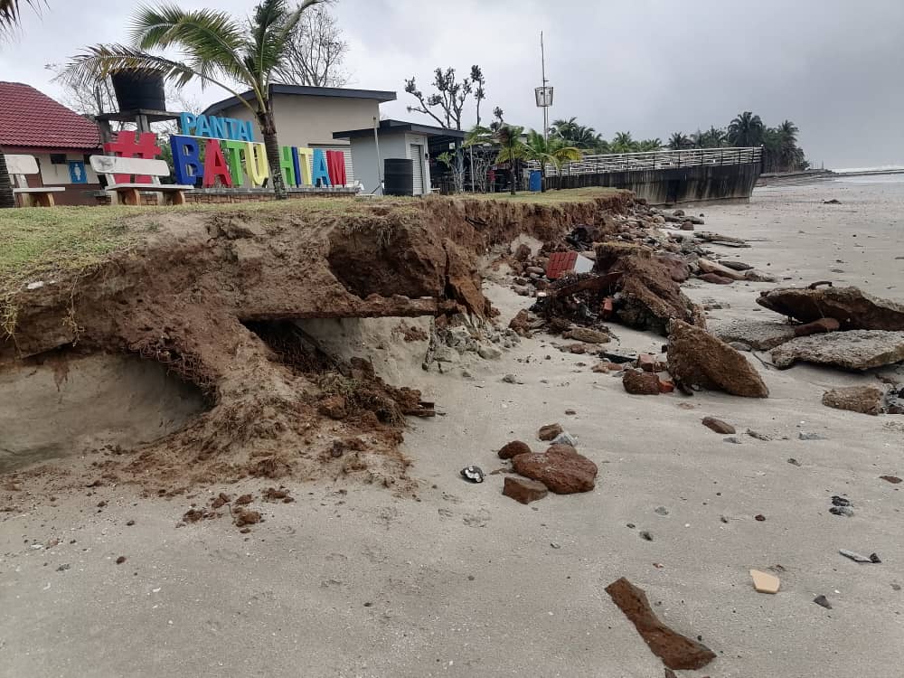 东：关丹黑沙滩海蚀范围逐年扩大，此次雨季情况最显著。