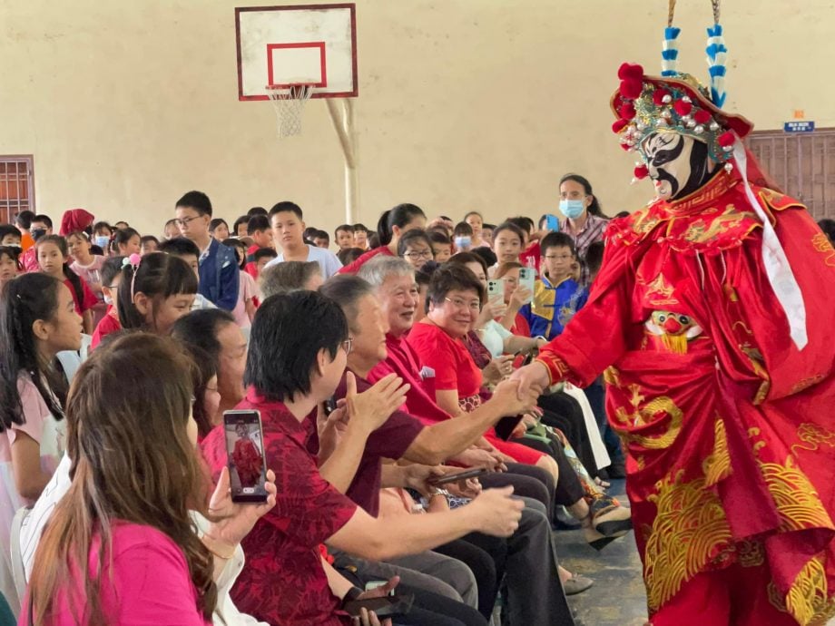 东：商家民众坚信“财神爷”带来好运，扮演者侯仑伸演出预约接不停。