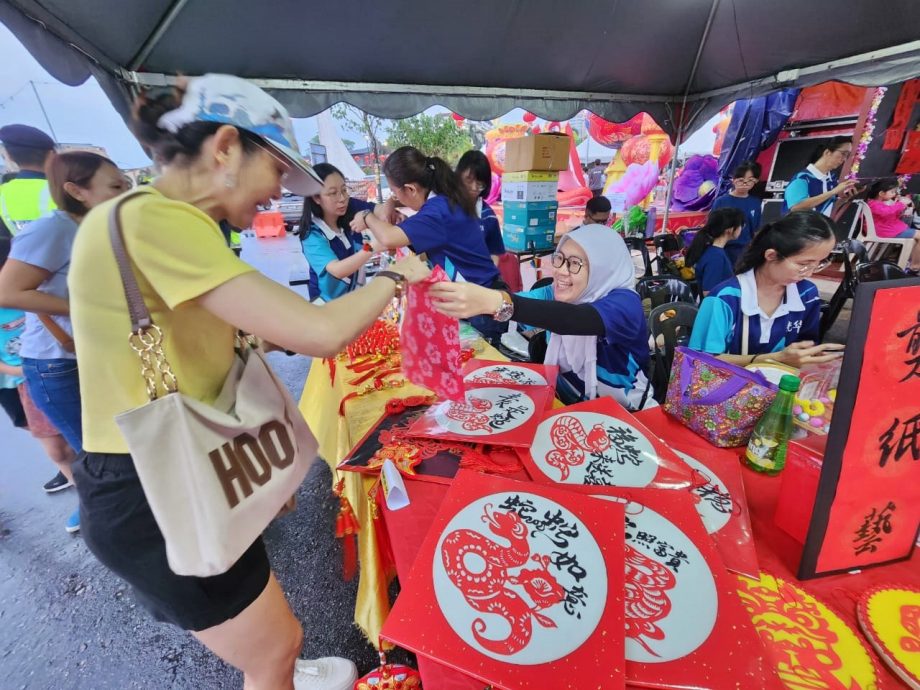 教育部副部长黄家和宣布教育部将特别拨款共22万令吉给登州10所华小及1所华中